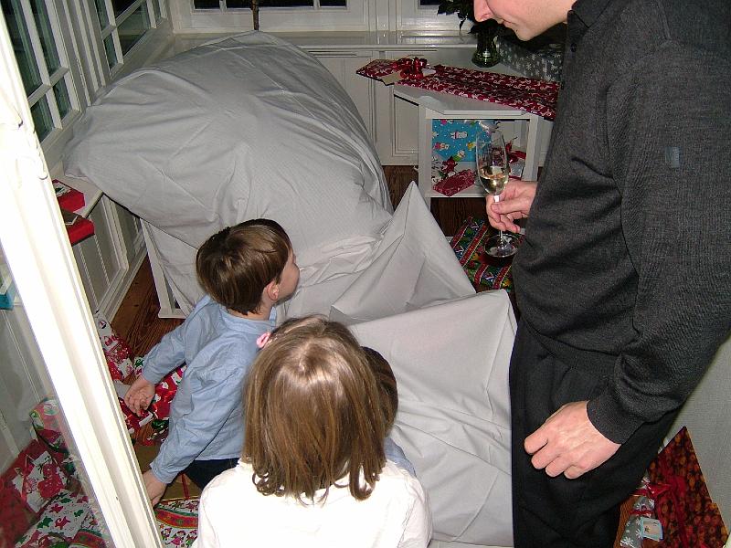 CundT2007_1224AN.JPG - Bei Kalli & Renate hat der Weihnachtsmann einen ganzen Raum voller Geschenke hinterlassen.