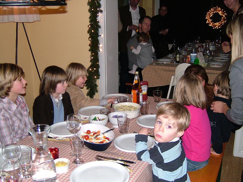 CundT2007_1226AA.JPG - Das große Familienfest und der Kindertisch wird länger und länger.